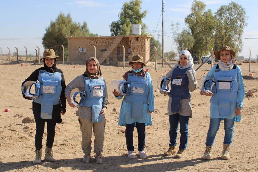 Newly-qualified women deminers in Iraq